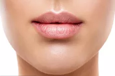 أسباب ظهور الحبوب البيضاء على الشفاه.. إليك طرق العلاج 