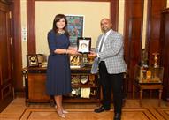 الهجرة تكرم مؤسسة شباب الخير المصرية بالكويت