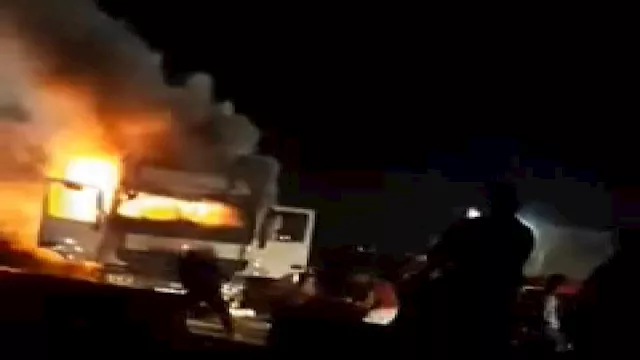 حريق سيارة نقل                                    