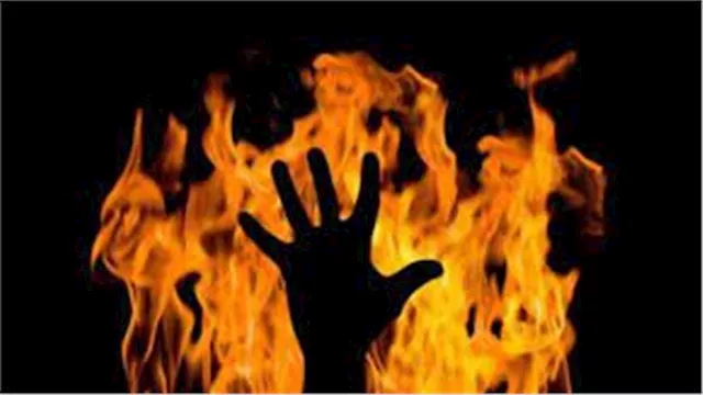 اشتعال النيران في جسد سيدة - تعبيرية              