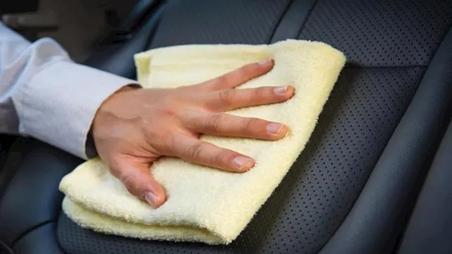 نصائح للعناية بمقاعد السيارة الجلد