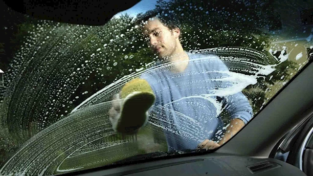 لرؤية أوضح.. كيف تنظف زجاج سيارتك بدون أي آثار 