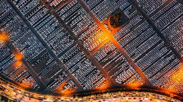 سيارات متراكمة بساحات الانتظار