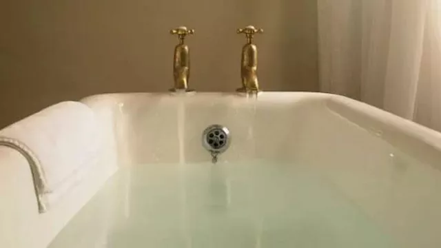 رجل لم يستطع الخروج من "البانيو" لمدة خمسة أيام.. 