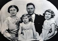 الأميرة الصغيرة إليزابيث، أقصى اليمين، مع أختها ال