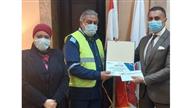 تكريم عامل نظافة بمطار القاهرة