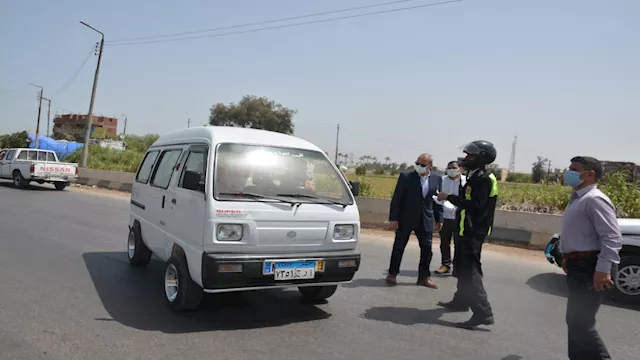 سيارتان تسيران عكس الاتجاه