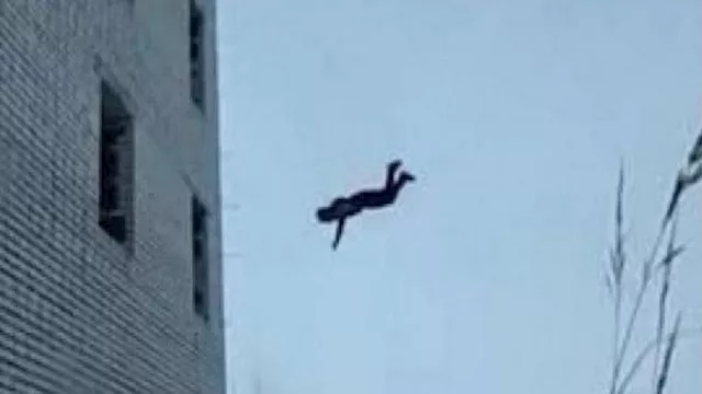 سائق أربعيني ينهي حياته بالقفز من أعلى عقار