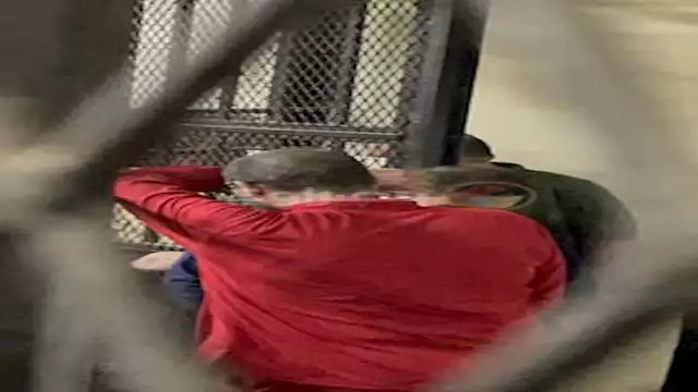 متهم بالبدلة الحمراء