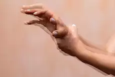 رعشة اليد- إليك أسبابها 