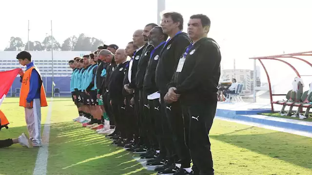 الجهاز الفني لمنتخب مصر للناشئين بقيادة أحمد الكأس