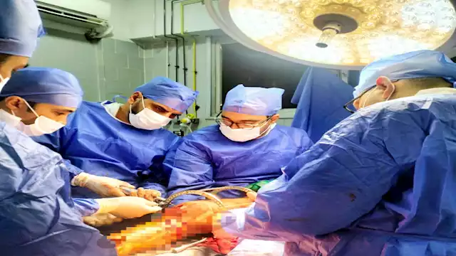 في حالة يقظة.. استئصال ورم دماغي لمريض بسلطنة عمان