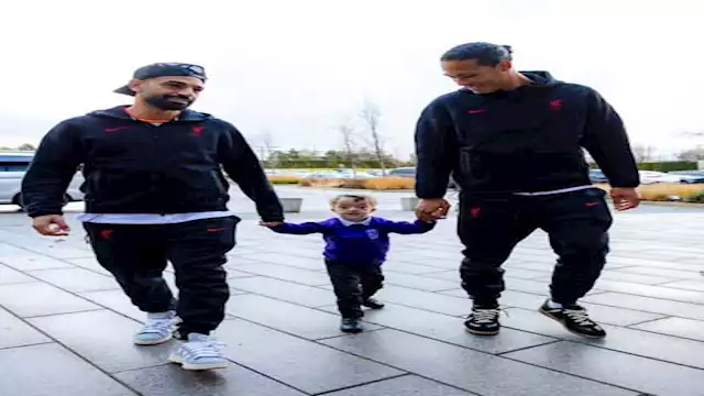 محمد صلاح وفيرجيل فان دايك مع أحد الأطفال