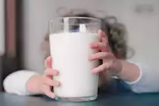 هل الحليب كامل الدسم مفيد للأطفال؟