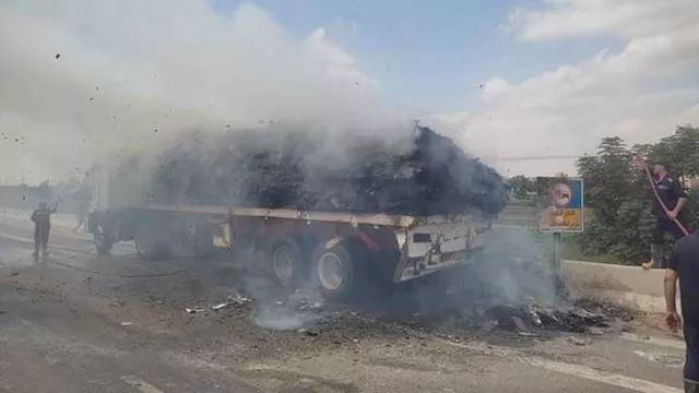 حريق يلتهم تريلا أسفل الطريق الأوسطي - أرشيفية