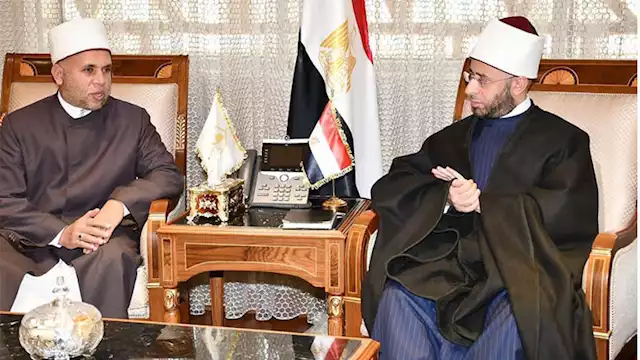 الدكتور أسامة الأزهري يكرم الشيخ أحمد محمد سليم ال