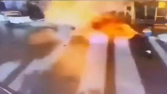 لحظة انفجار سيارة أمام فندق ترامب في أمريكا