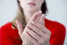 علامات مبكرة على اليدين تشير للإصابة بالكبد الدهني.. احذرها