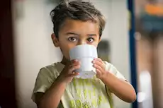 خبيرة تغذية توصي الأمهات بهذا المشروب: فوائده مذهلة لطفلِك