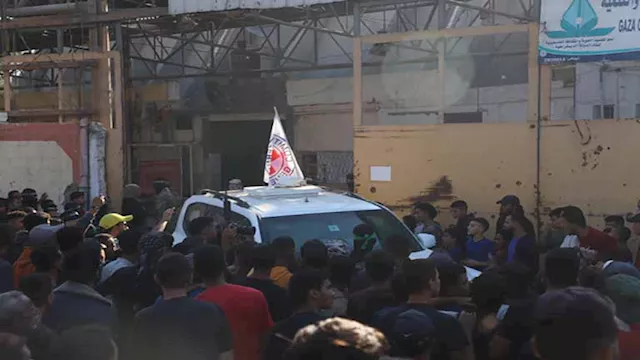 لحظة تسليم المقاومة 7 أسرى إسرائيليين إلى الصليب ا