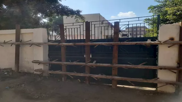 شركة مياه المنوفية تغلق بوابة مدرسة والتعليم ترد