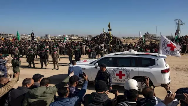 حماس تسلّم رفات أربعة أسرى إسرائيليين