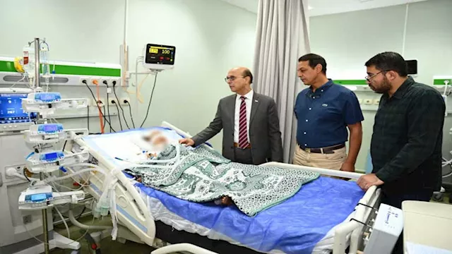 رئيس جامعة أسيوط يتفقد الأطفال المصابين