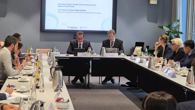 الدكتور خالد عبدالغفار خلال الإجتماع