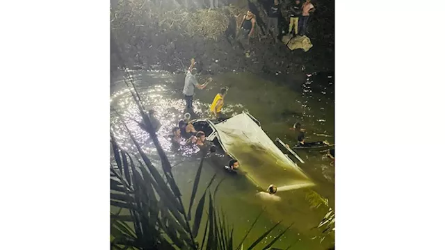  انقلاب سيارة ''ميني باص'' في ترعة 