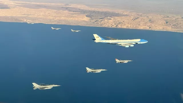 مرافقة المقاتلات المصرية لطائرة ترامب