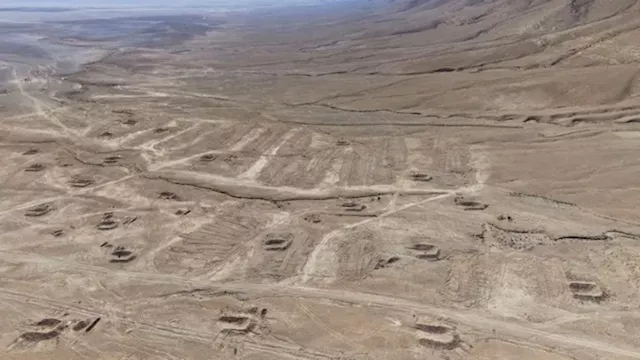 مقبرة جماعية في الصحراء قرب بلدة الضمير شرقي سوريا