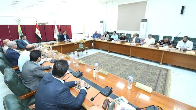 اجتماع الشربيني برؤساء أجهزة مدن شرق القاهرة