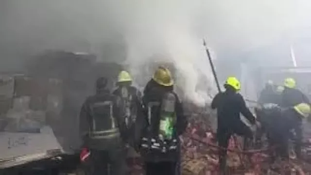 السيطرة على حريق بسيارة نقل داخل مركز بحوث في الشر