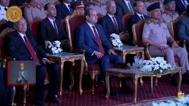 المستشار عصام فريد رئيس مجلس الشيوخ بجوار الرئيس ا