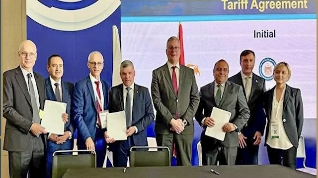 جانب من التوقيع