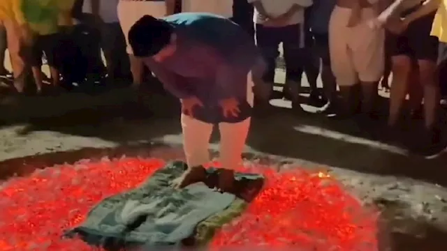  فرش سجادة فوق الجمر 