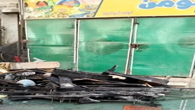 النار التهمت الاخشاب بمدخل المنزل