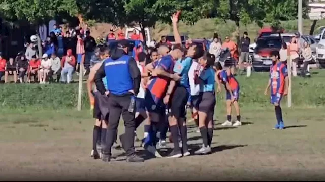 لحظة اعتداء لاعب على حكم مباراة