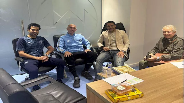 حلمي طولان مع مسؤولي بيراميدز