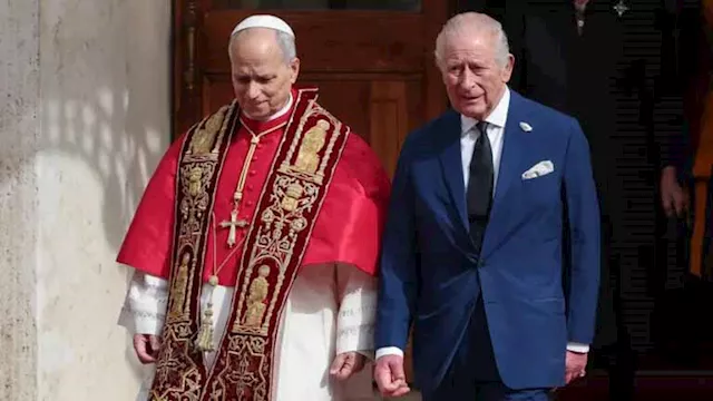 الملك تشارلز وبابا الفاتيكان يصلّيان معاً لأول مرة