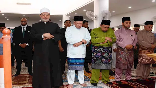 المفتي يؤدي صلاة الجمعة بمسجد القدوس بالعاصمة الما