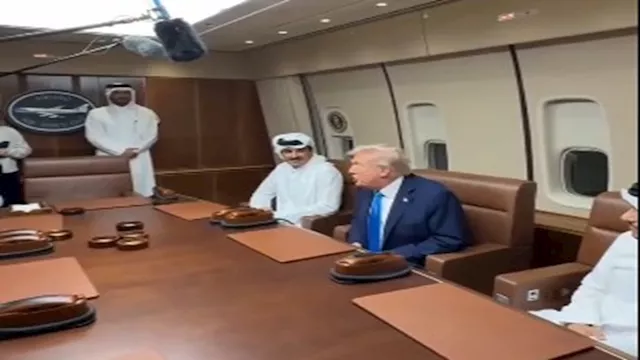 ترامب يلتقي أمير قطر على متن طائرة إير فورس ون