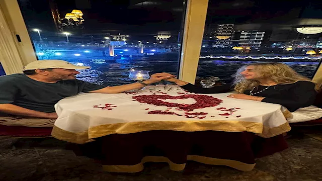 علي الحجار يغازل زوجته