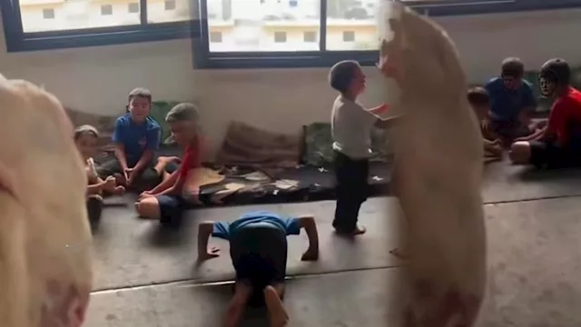 أطفال فلسطينيين يتناولون الدجاج في مشهد مؤثر