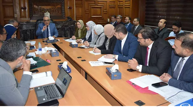 الدكتور أحمد مصطفي خلال الإجتماع