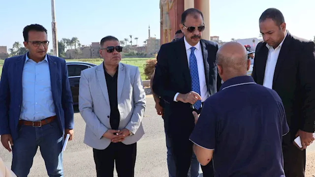 محافظ سوهاج يتفقد طريق الحواويش بأخميم