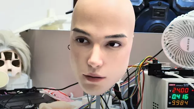 روبوت صيني يحرك وجهه مثل البشر