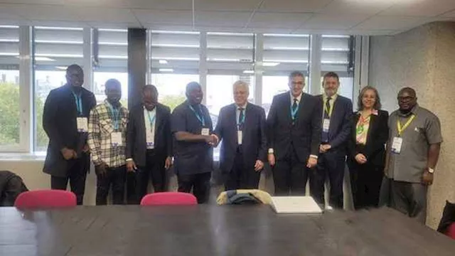 وزير التعليم العالي يبحث التعاون مع وزير التعليم ب