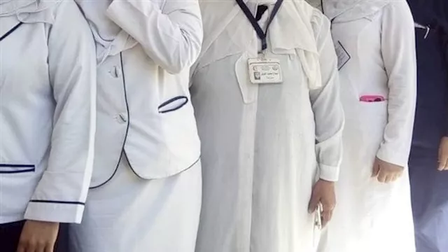 خالتو لابسة بالطو