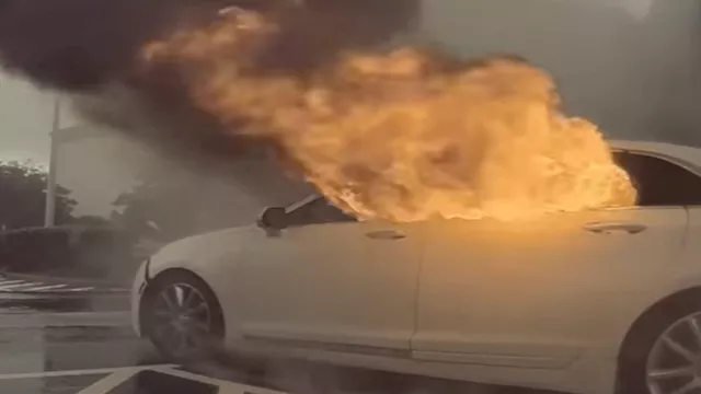 يشعل النار في سيارة